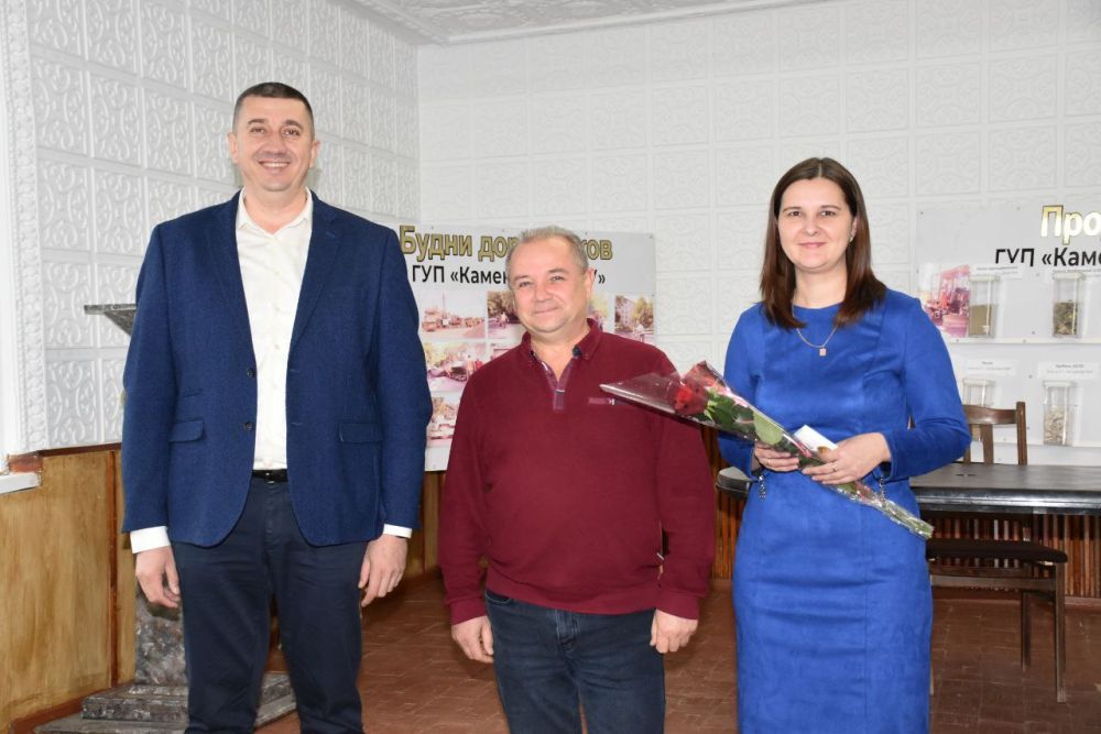 Награды ко Дню юриста. 3 декабря глава государственной администрации Каменского района и г. Каменка Сергей Сокирка поздравил с профессиональным праздником и вручил государственные награды юристам двух предприятий города