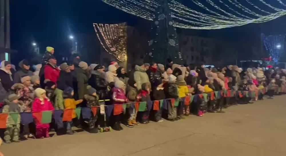 В Днестровске на площади Энергетиков проходит праздник - открытие новогодней елки