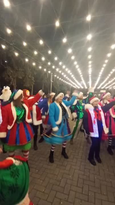 Дед Мороз, Снегурочка и сказочные герои посетили вчера сквер Авиаторов и центральную елку в столице