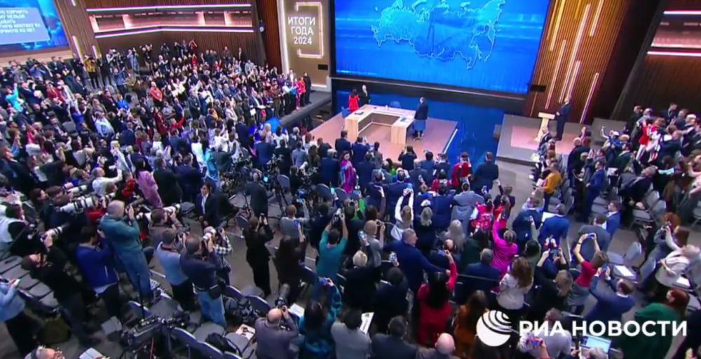 Прямая линия с Владимиром Путиным началась, президент вышел к журналистам