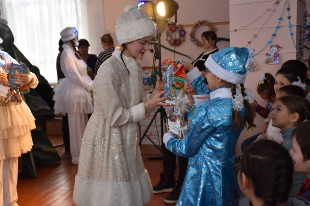 Для деток с инвалидностью и детей-сирот в Каменке организовали Президентскую ёлку