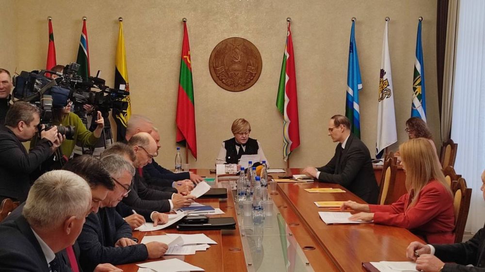 Сейчас в Верховном Совете проходит заседание комиссии по внешней политике