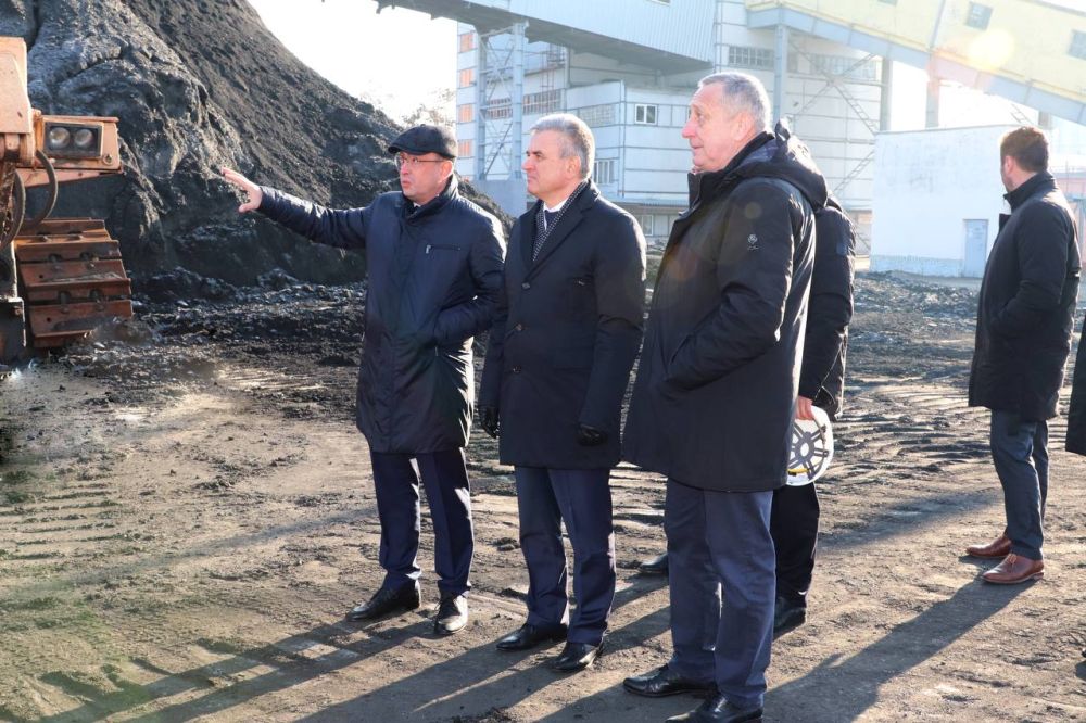 На заднем плане – тот самый уголь, с помощью которого ГРЭС в Днестровске вырабатывает свет для Приднестровья с начала января