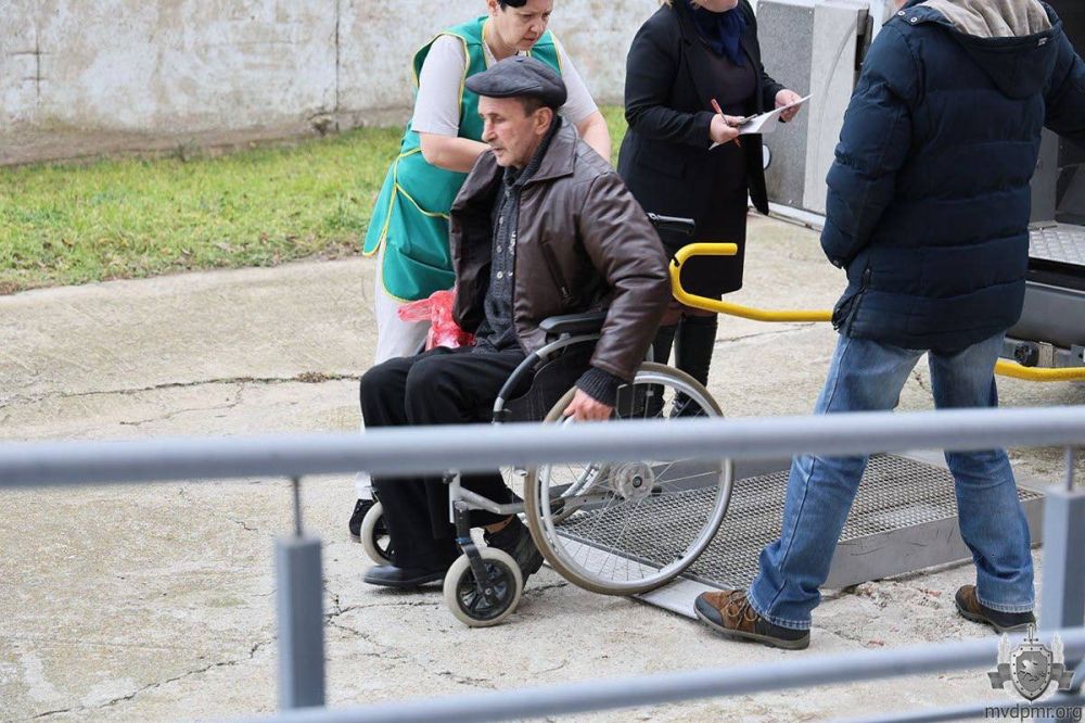 Пожилых людей из профилактория «Солнечный» и больницы Днестровска перевезут обратно в дома престарелых