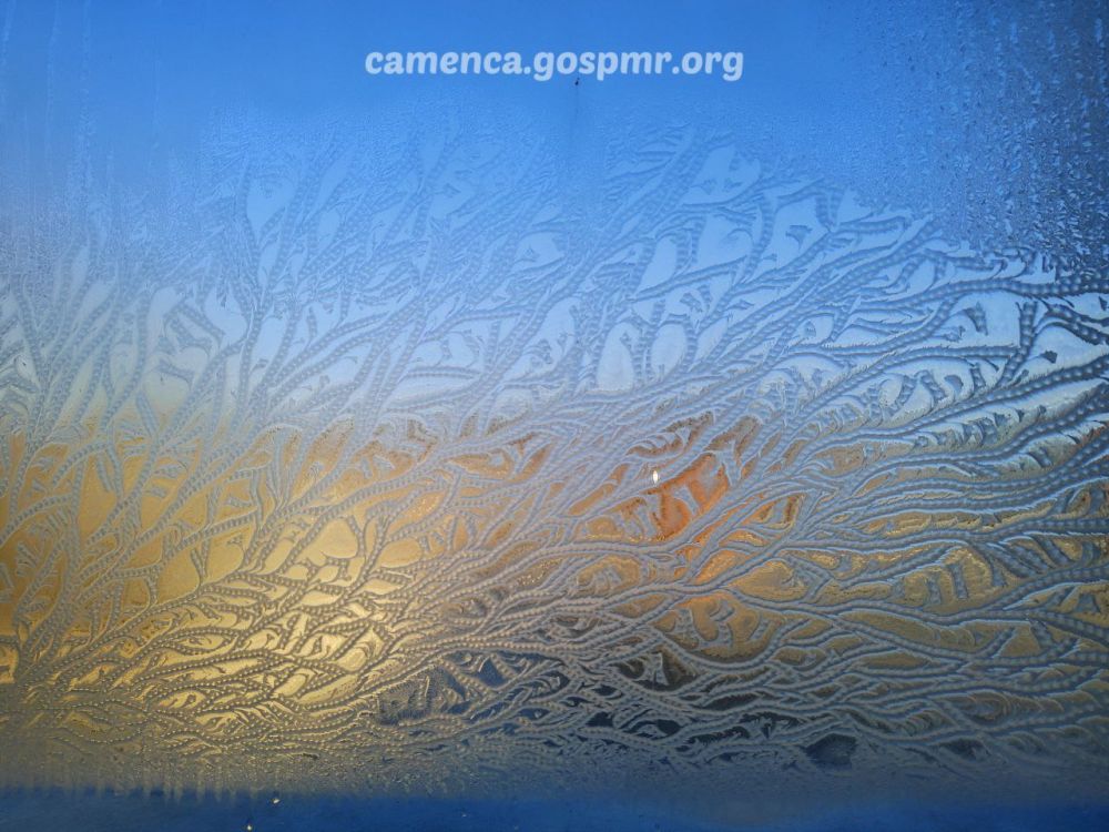 Волшебные узоры нарисовал мороз на окнах в Каменке