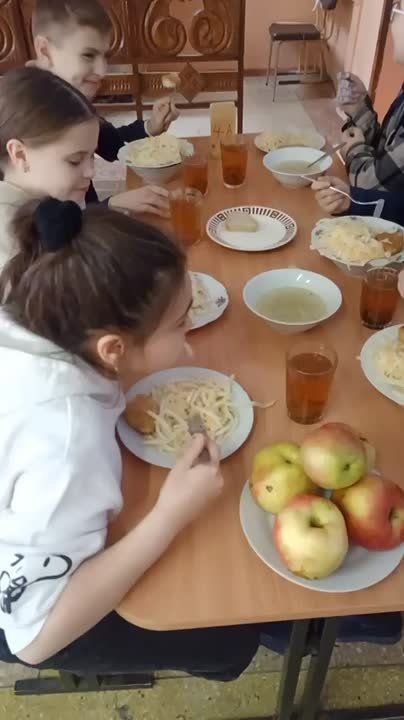 На обед школьникам подавали рассольник, макароны с сыром, куриную котлету и салат из квашеной капусты