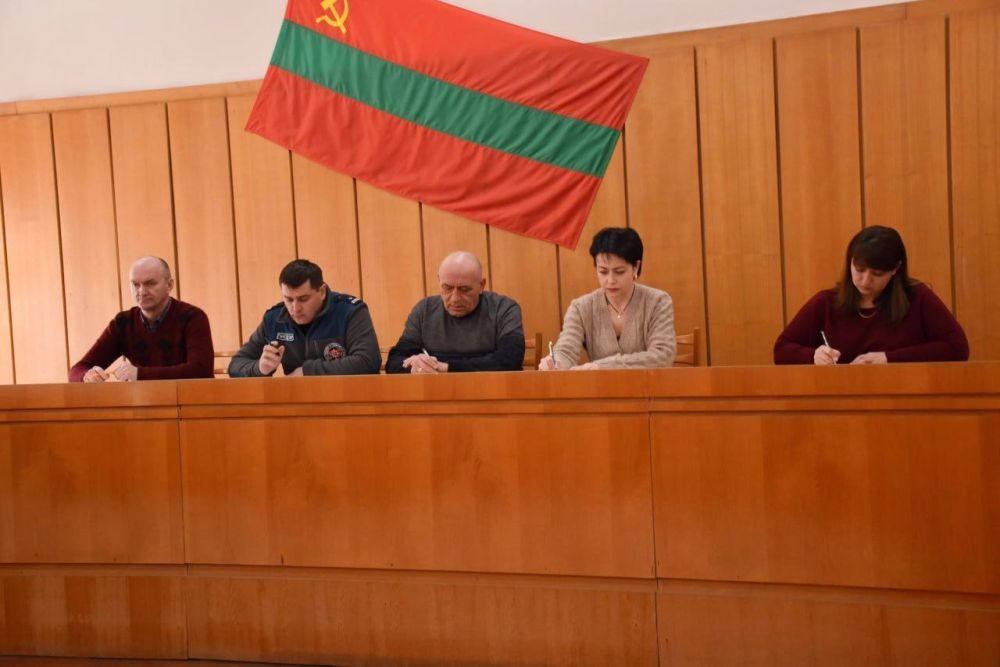 Накануне в районной госадминистрации была проведена штабная тренировка по отработке действий при возникновении аварий на электросетях и прекращении электроснабжения населённых пунктов в результате обледенения