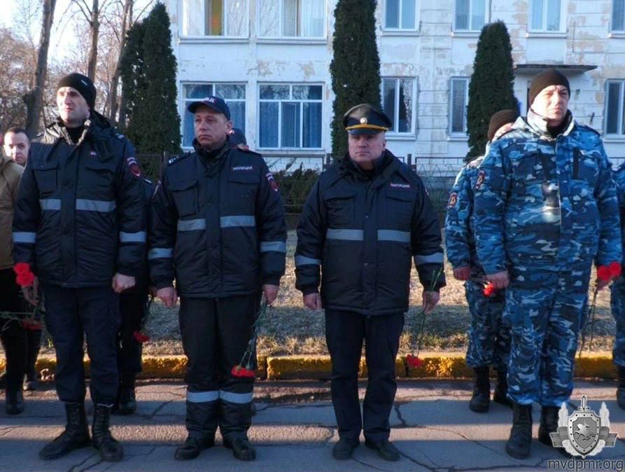 Традиции нерушимы. В Бендерах сотрудники милиции и ветераны ОВД почтили память ушедших коллег – сотрудников уголовного розыска лейтенанта милиции Александра Кондратюка и сержанта милиции Юрия Рулдугина