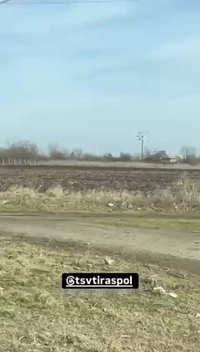 Наш подписчик восхищается ветряком, который сделал приднестровец своими руками недалеко от Днестровска