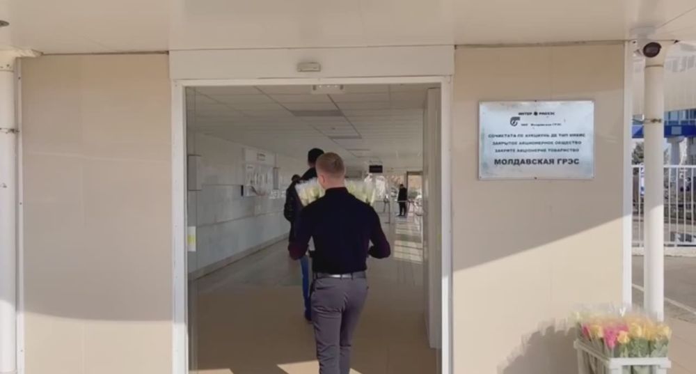 На ГРЭС в Днестровске привезли ящики роз, чтобы поздравить прекрасную половину коллектива с наступающим 8 марта