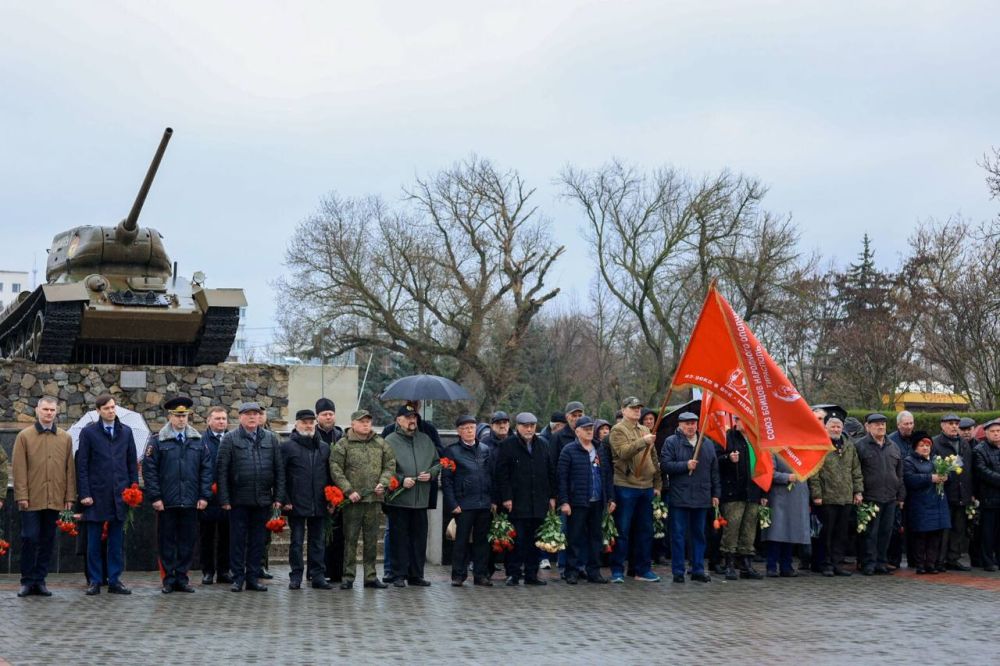 В ЧЕСТЬ 33-Й ГОДОВЩИНЫ ОБРАЗОВАНИЯ НАРОДНОГО ОПОЛЧЕНИЯ В ПРИДНЕСТРОВЬЕ ПРОШЛИ ЦЕРЕМОНИИ ВОЗЛОЖЕНИЯ ЦВЕТОВ
