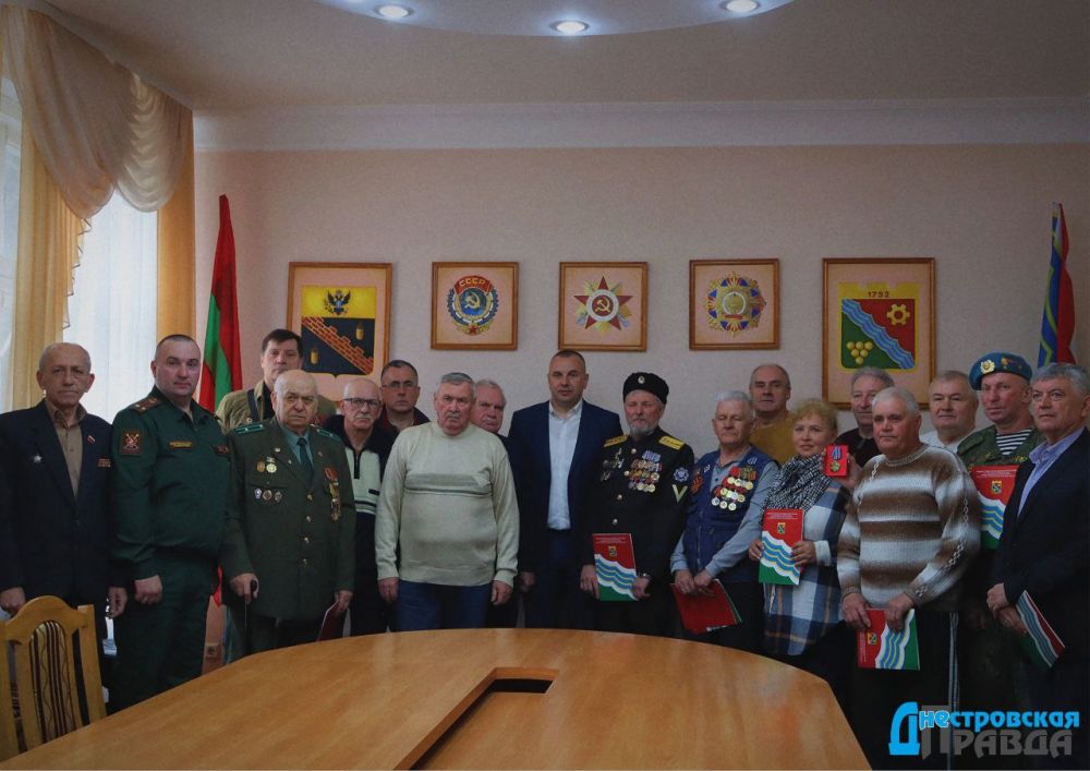 В Государственной администрации столицы состоялось торжественное собрание, на котором наградили участников народного ополчения