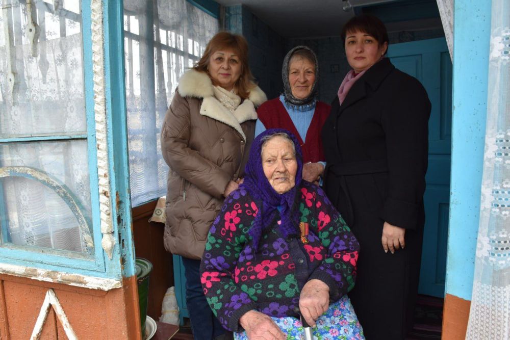 На этой неделе единственному оставшемуся в районе ветерану, Саевскому Мирону Григорьевичу, и одиннадцати труженикам тыла были вручены юбилейные медали «80 лет Победы в Великой Отечественной войне 1941-1945 гг.»