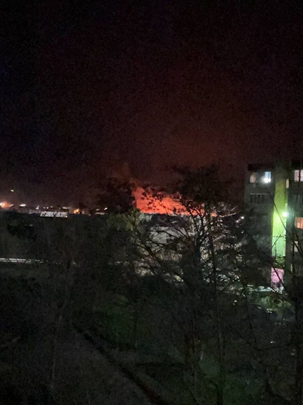 Фото из Днестровска, где видно, как горит