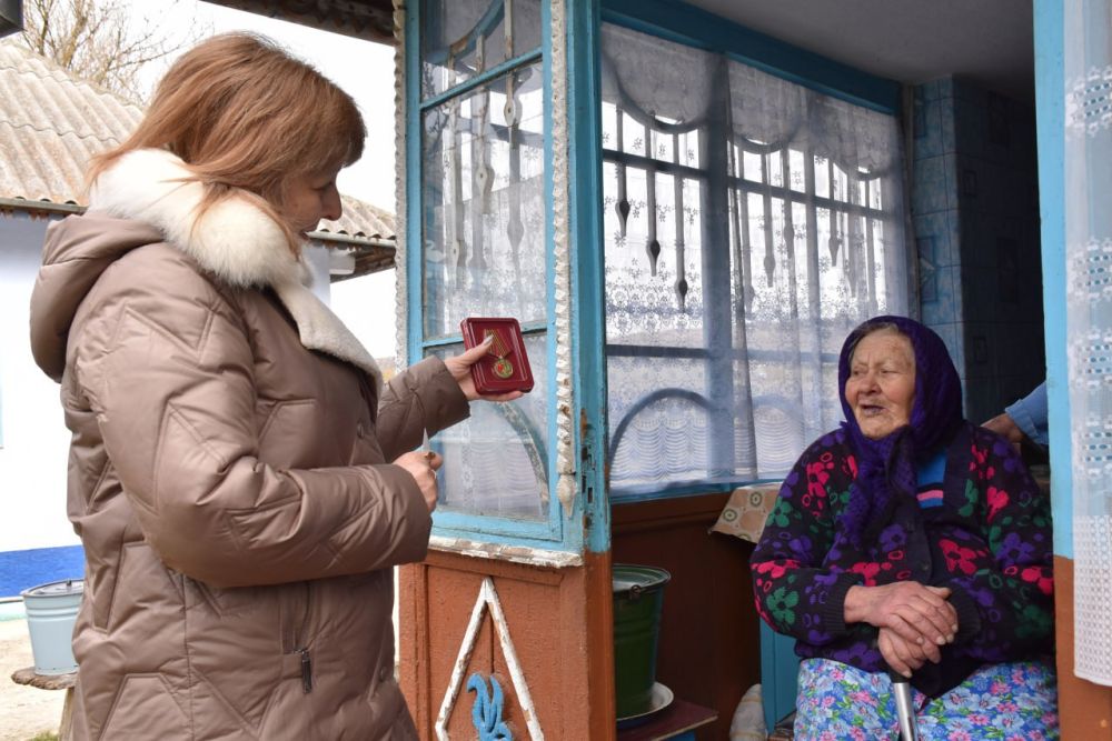 Ветерану Великой Отечественной и труженикам тыла из Каменки вручили юбилейные медали