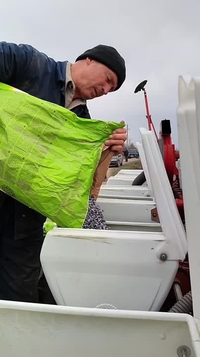 В колхозе «Путь Ленина» уже сеют подсолнечник