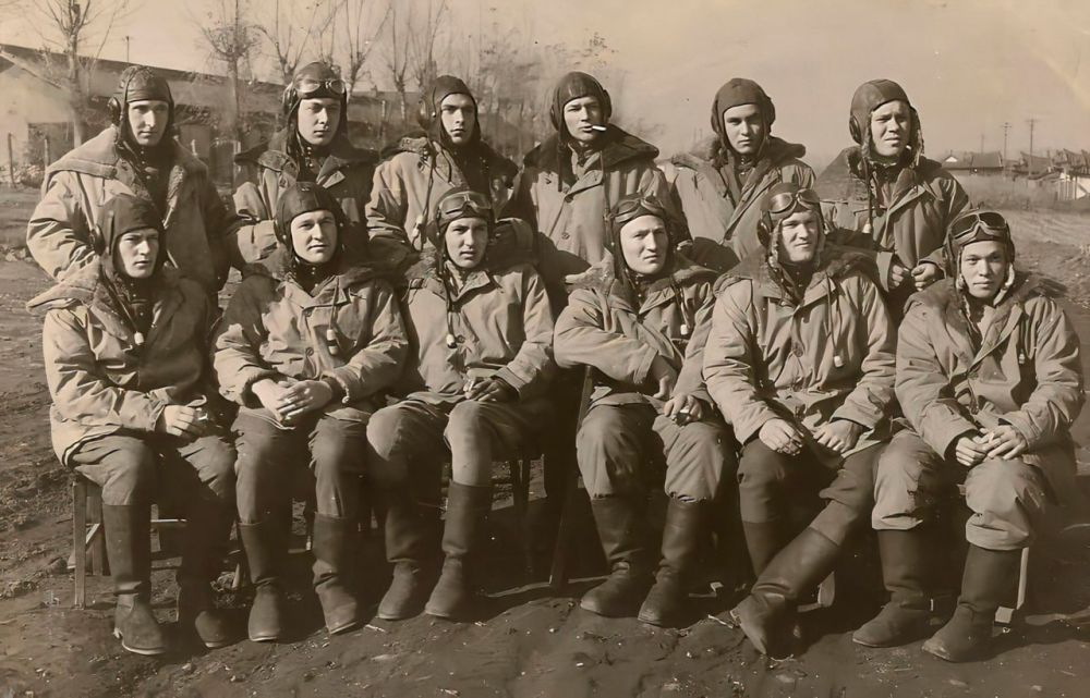 В редакцию продолжают приходить фото с историями о семейных героях