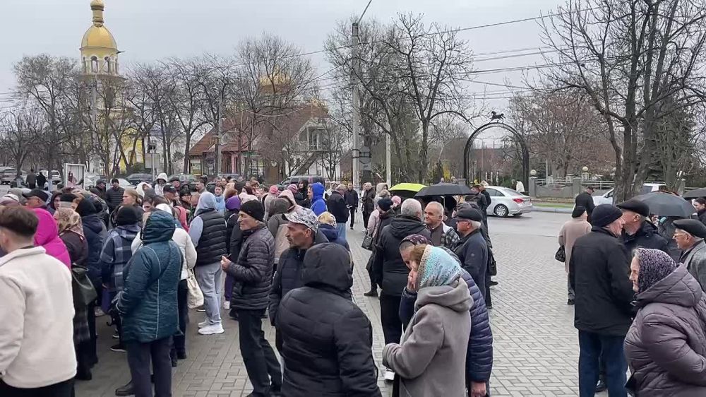 Люди собираются в центре Комрата в поддержку башкана Гагаузии Евгении Гуцул