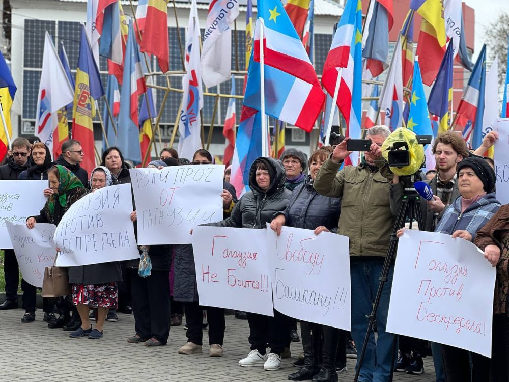 Люди вышли на акцию протеста в поддержку башкана Евгении Гуцул в Комрате, передает «Спутник-Молдова»