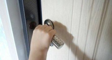 Закрываю дверь квартиры песня. Закрытая дверь. Закрытие двери. Закрываю дверь квартиры песня. Человек за дверью.