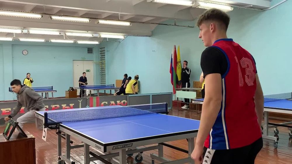 Началась разминка участников соревнований по настольному теннису!