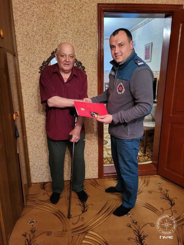Награда к 75-летию!. В Каменке сотрудники пожарной части навестили ветерана службы Грабко Григория Ивановича и поздравили с юбилеем