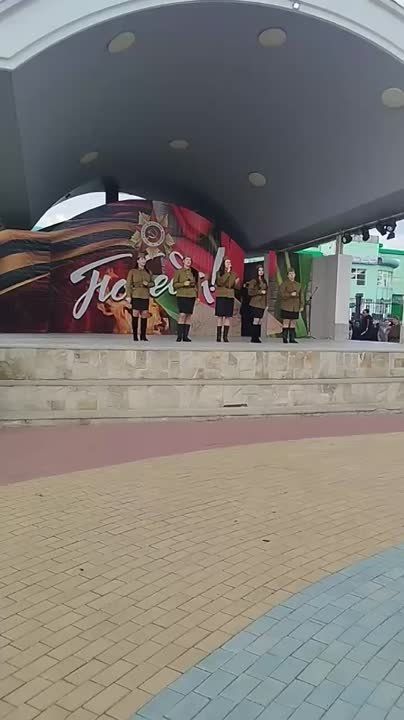 Прямо сейчас на сцене Екатерининского парка концерт