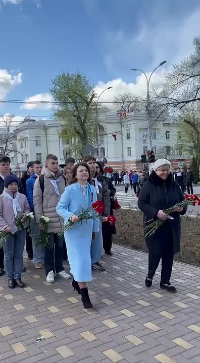 Цветы к бюсту Гагарина возложили вице-спикер Галина Антюфеева и мэр столицы Илона Тюряева