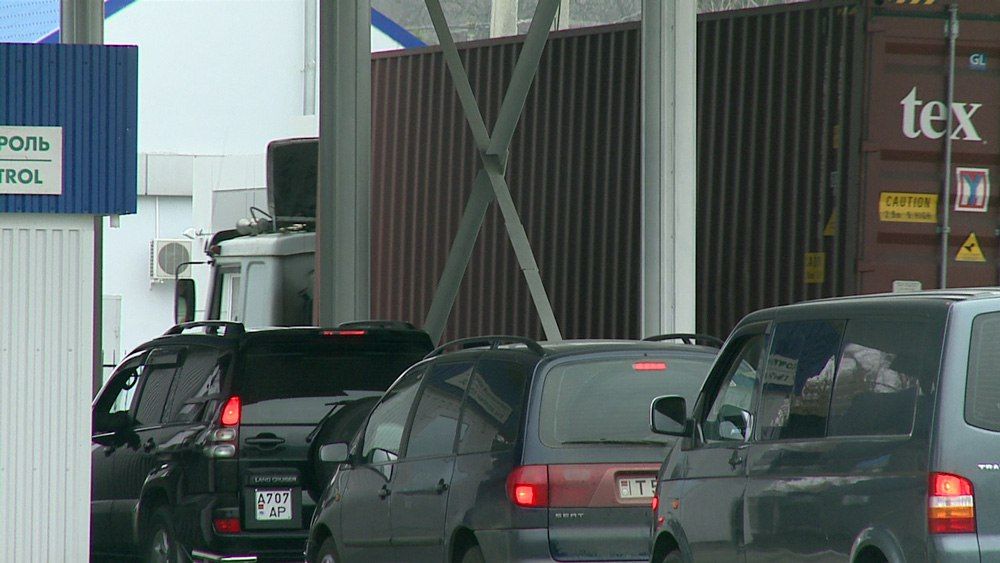 В период пасхальных праздников и дней поминовения усопших традиционно увеличивается поток граждан и транспорта через границу