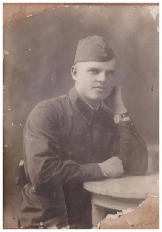 В доме Реутовой Зинаиды есть особое место - это угловой камин, а над ним портрет, откуда умным проницательным взглядом смотрит мужчина