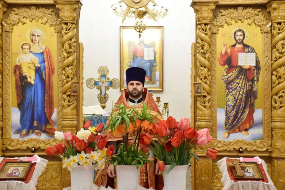 Дорогие братья и сестры! Сердечно поздравляю вас с наступающим праздником Пасхи, Светлым Христовым Воскресением!