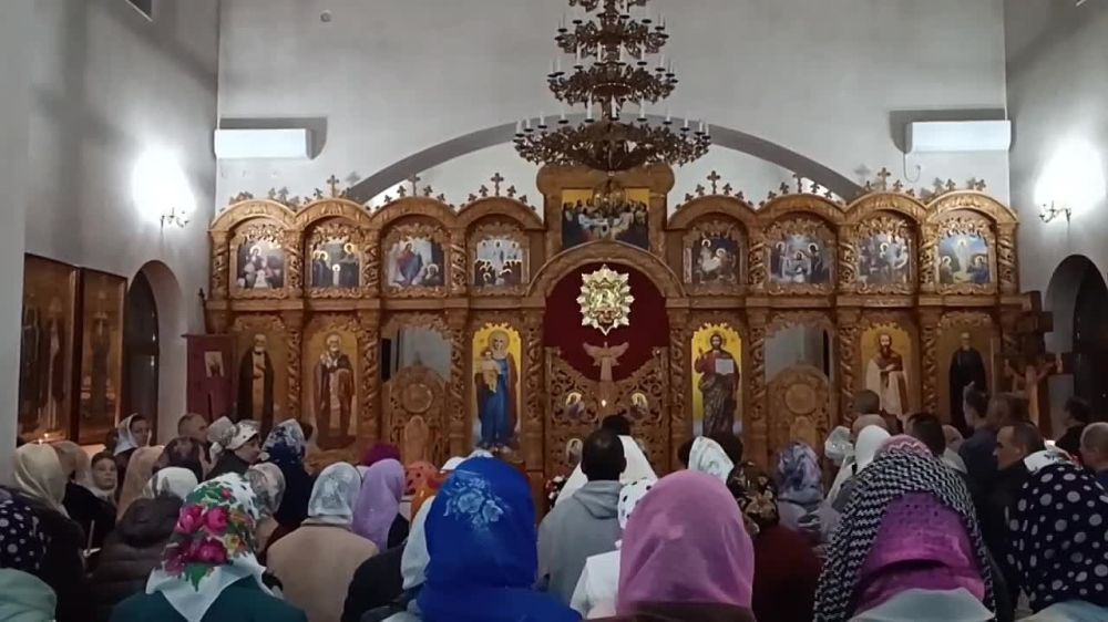 Кадры Пасхального богослужения из храма Успения Пресвятой Богородицы в городе Каменка