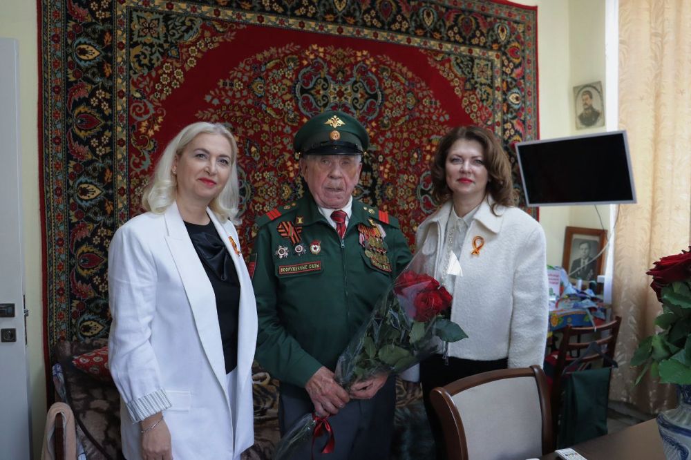 Сегодня в преддверии 80-летия Великой Победы столичный градоначальник Илона Тюряева и депутат городского Совета народных депутатов Елена Соболева поздравили ветерана Великой Отечественной Войны Владимира Ивановича Громова