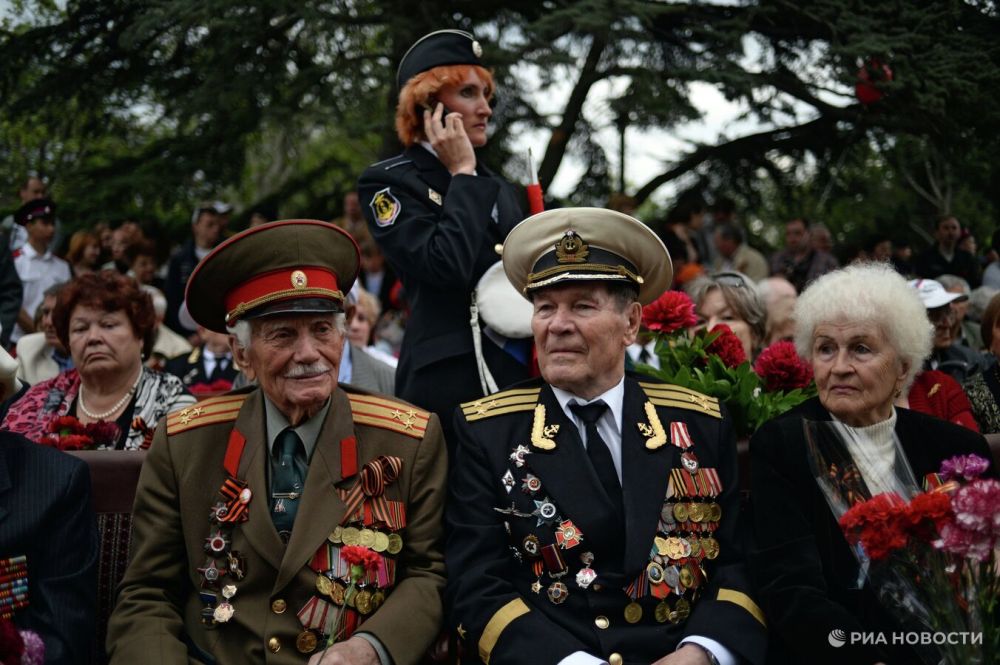 Более 320 тысяч ветеранов получили выплаты к 80-летию Победы