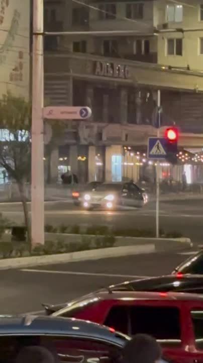 В Тирасполе у БМВ оторвало колесо и оно улетело в припаркованную Теслу!