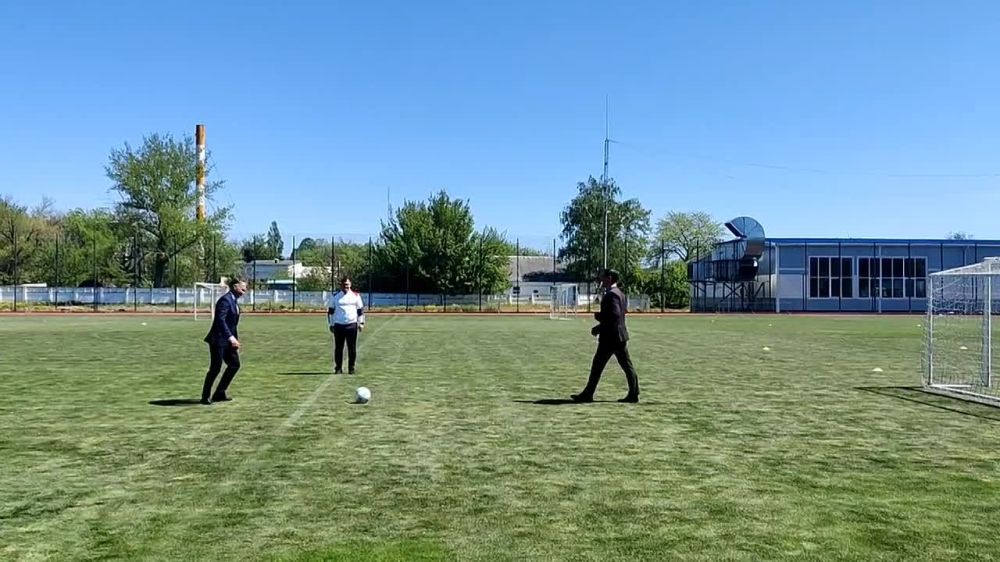 Право первого удара предоставили Председателю Федерации футбола Приднестровья Павлу Прокудину и Главе Государственной адмнистрации города Бендеры Роману Иванченко