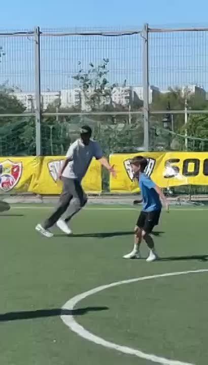 Футболисты «Шерифа» гоняли сегодня с пацанами в футбол в парке