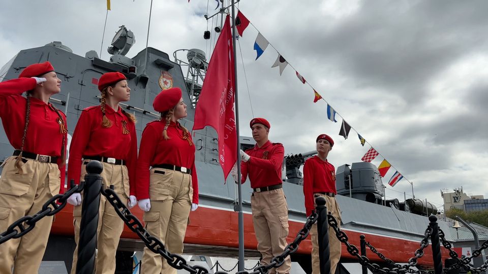 Юнармейцы поднимут копии Знамени Победы в девяти странах мира