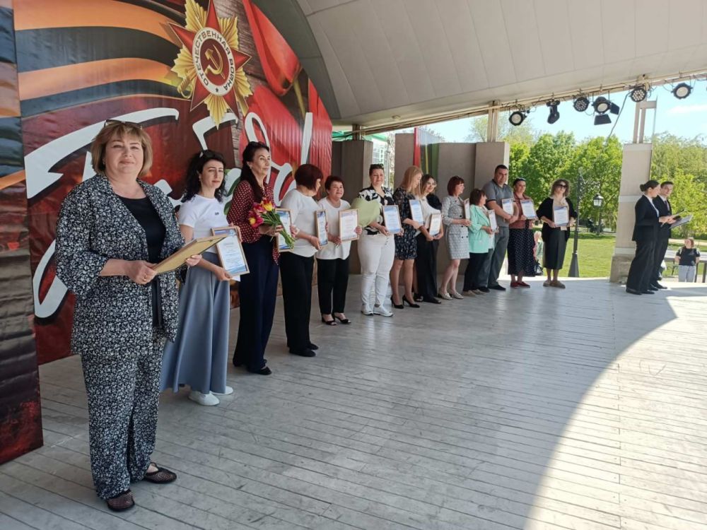 На сцене Екатерининского парка награждают учителей, музыкантов, врачей, спортсменов, работников фабрик, заводов и предприятий