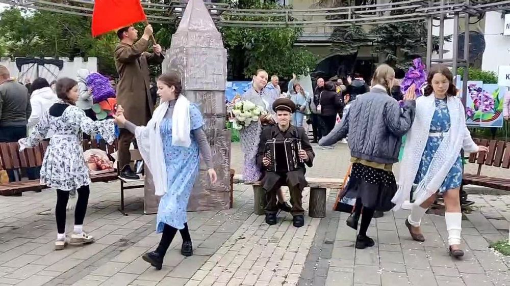 Это лицей. Девушки в нарядах времен 40-ых