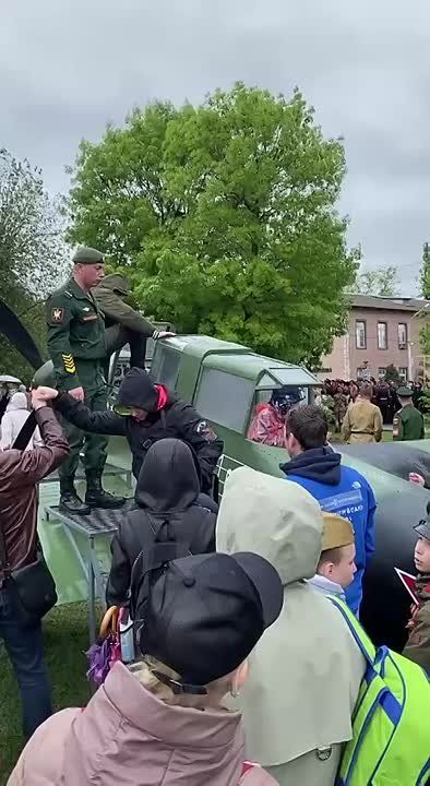 Малышня с родителями облепила «ИЛ-2»