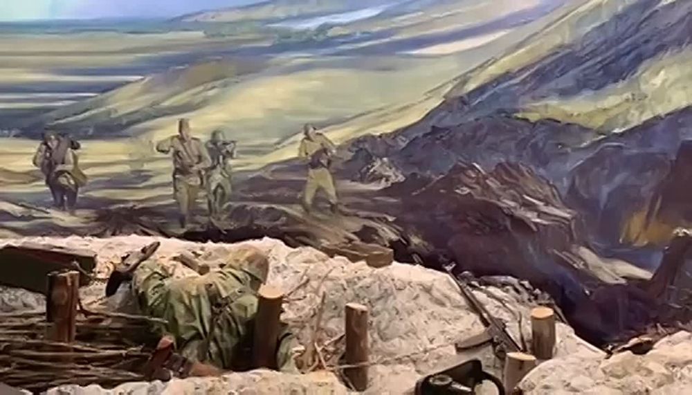 Экскурсию по музею Президенту и гостям проводит историк Владимир Майер