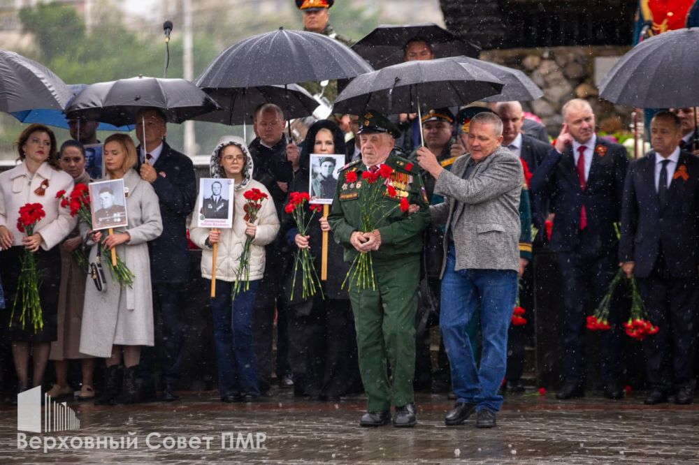 На столичном Мемориале Славы тысячи благодарных потомков победителей отдали дань памяти воинам, ценой своей жизни отстоявшим свободу