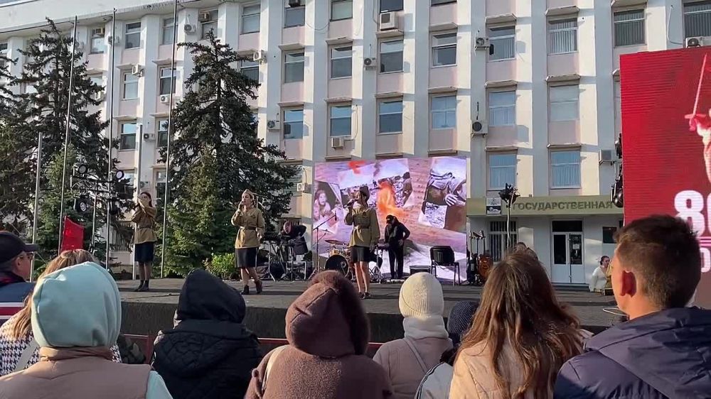Верните память! Трогательную песню исполняют солистки группы «Рондо»