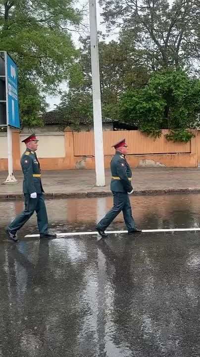 Колонна идёт поднимать Знамя Победы на главной площади в Тирасполе