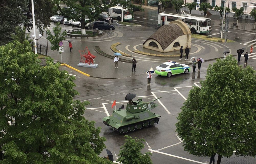 Мотоклуб "Медведи" пригнал на площадь Освобождения Бендер макет танка Т-34, сделанного на основе "Жигулей"