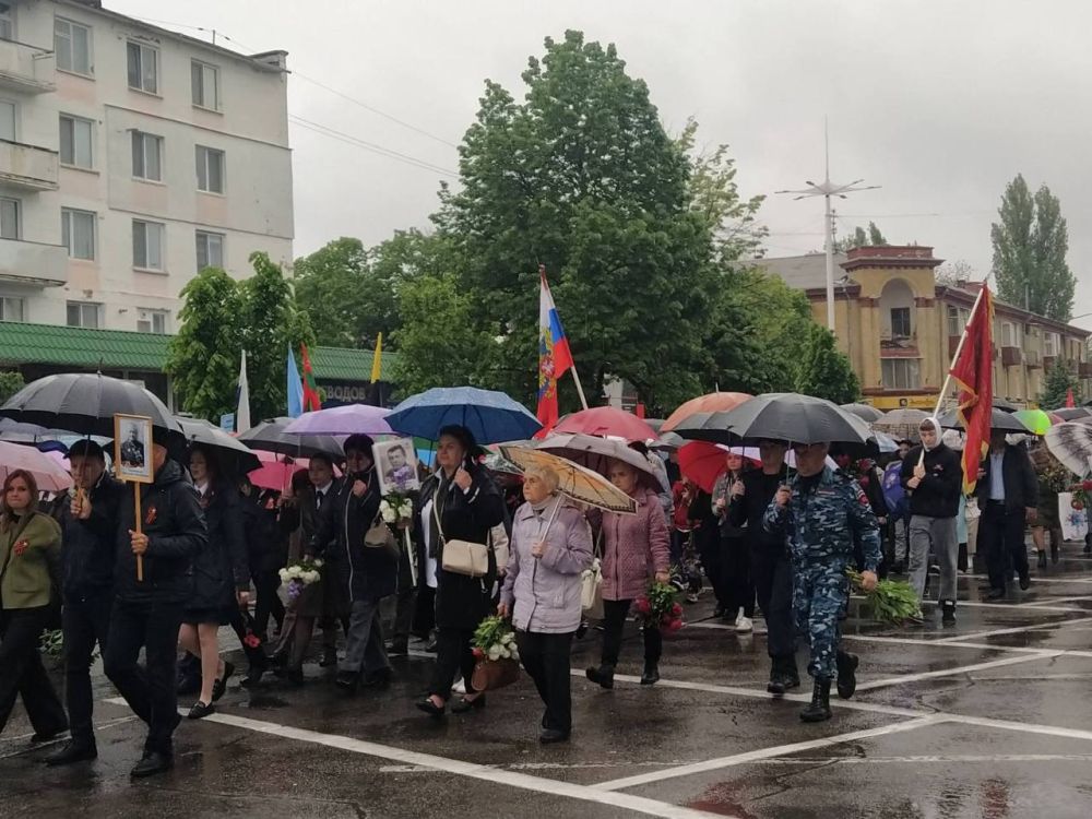 В колонне — руководство города: глава Государственной администрации Бендер Роман Иванченко и Председатель Бендерского городского Совета народных депутатов Юрий Кара, депутаты Верховного Совета от города Бендеры...