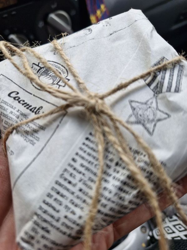 А в магазине "Славный пекарь" сегодня всех покупателей угощают порцией Блокадного хлеба