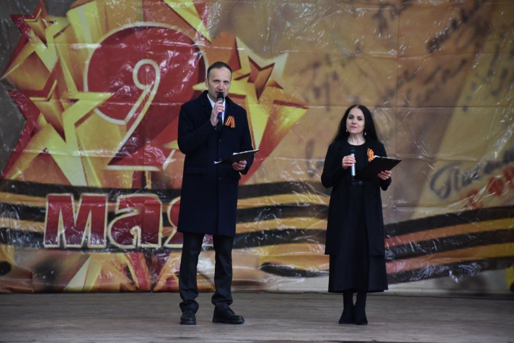 В рамках празднования 80-летия Великой Победы на летней эстраде городского парка состоялся праздничный концерт с участием коллективов и сольных исполнителей Каменского районного Дома культуры и Каменской детской школы...