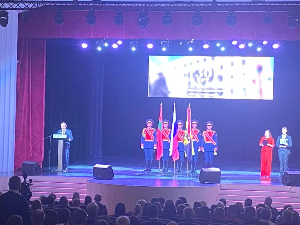 Председатель Верховного Совета Александр Коршунов поздравил коллектив Госадмиристрации с 30-летием юбилеем